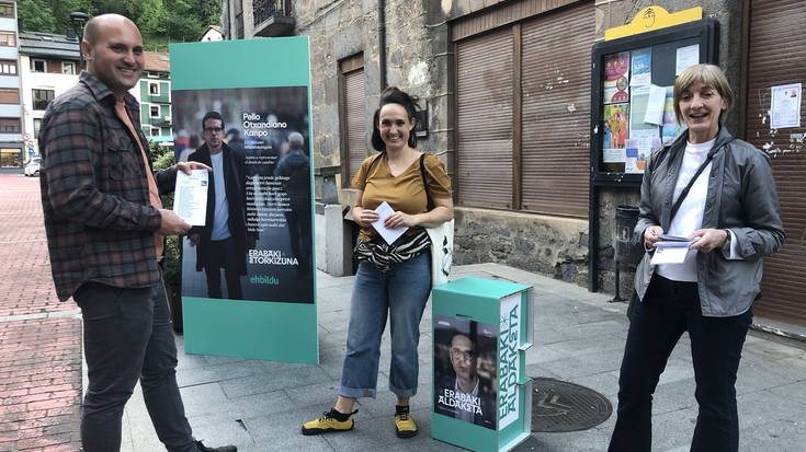 Pello Otxandianoren aldeko boto eskean