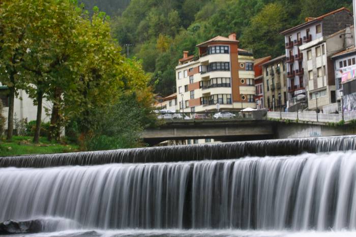 Presa zaharretik ur barrixa eta pelikula jurasikua