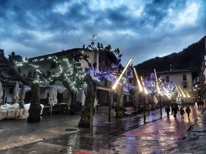 Plaza Zaharreko farolak konponduta