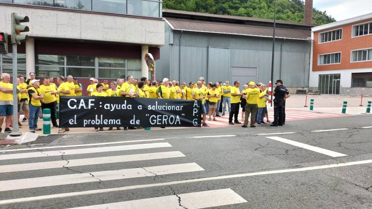 Geroako kaltetuak CAFen aurrean