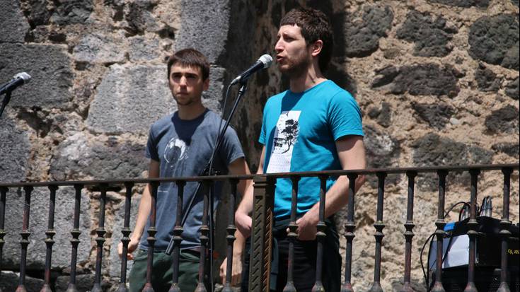 Beretxinaga eta Bergara bertsotan Ezoziko plazan 