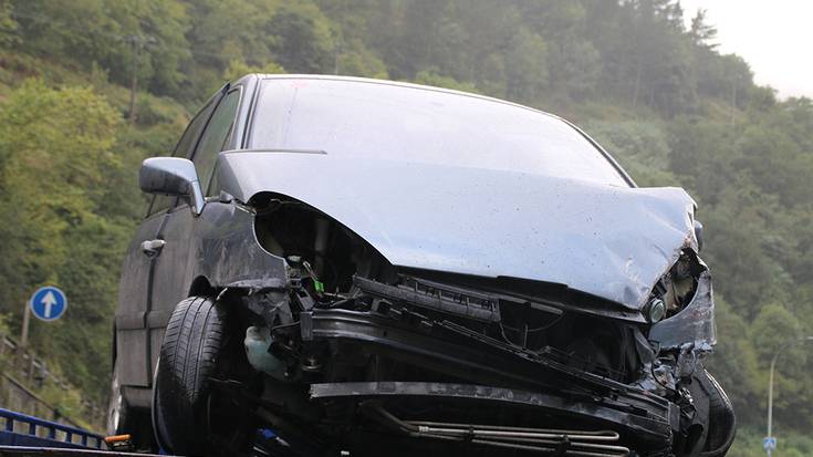 Auto batek bazterra jo du Ansolako errebueltan