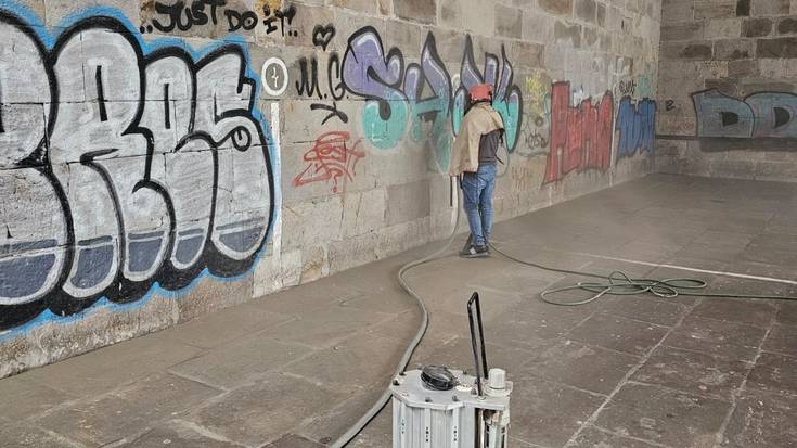 Herriguneko hainbat pintada garbitzen dihardute langileek egunotan