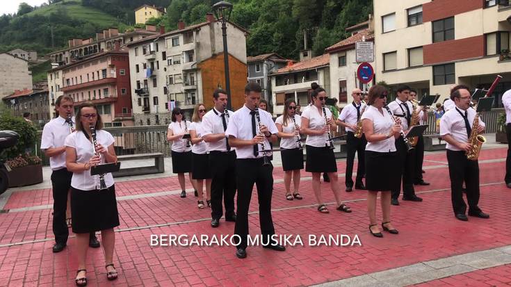 Bergarako Musika Bandaren doinuek Soraluzeko kaleak hartu zituzten
