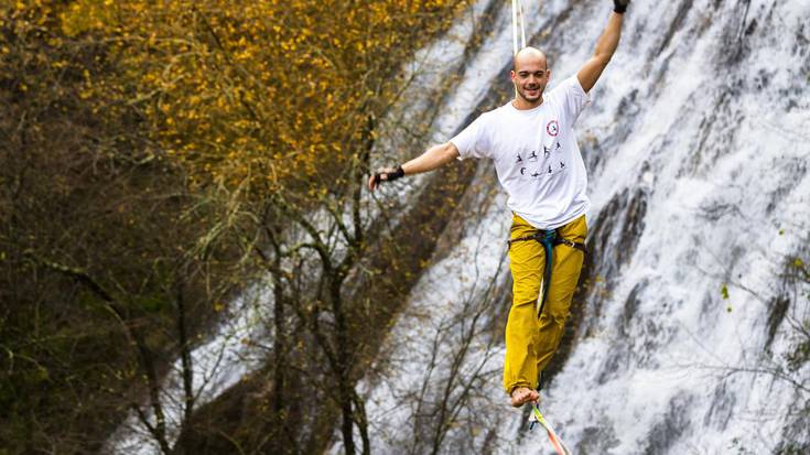 Slacklinea Sagar Errekako urjauziaren gainean