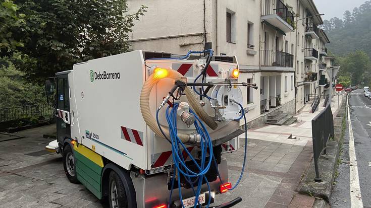 Espaloiak eta parkeak sakonago garbitzen