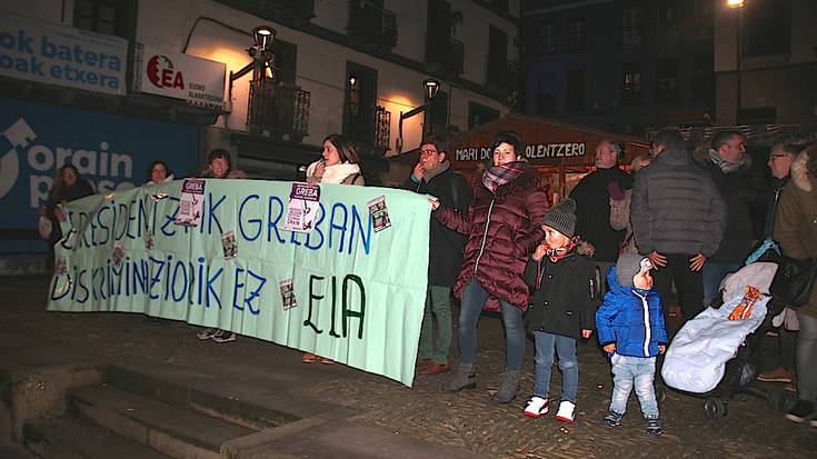 Egoitzako langileak lan baldintza hobeen alde protestan