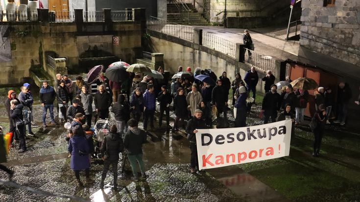 Dozenaka herritarrek babesa adierazi diote autoritateari atentatua egitea egotzi dioten herrritarrari