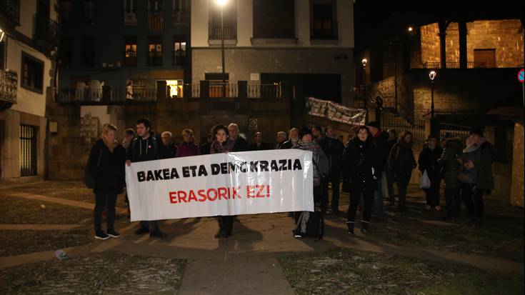 “Estatu sakonak konponbiderako aukera zapuztu nahi du”