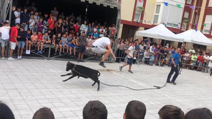 Omenaldiak, zezentxoek eta su-festak emozioz bete zuten Mesedeetako jaien bigarren eguna