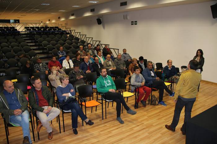 Gatazkak kudeatu eta konpontzeko, desberdinen arteko elkarrizketaren garrantzia azpimarratu zuten