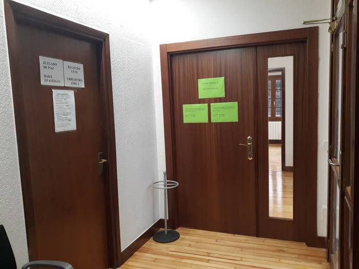 Ongizate eta bake epaitegi zerbitzuak udaletxera aldatu dira