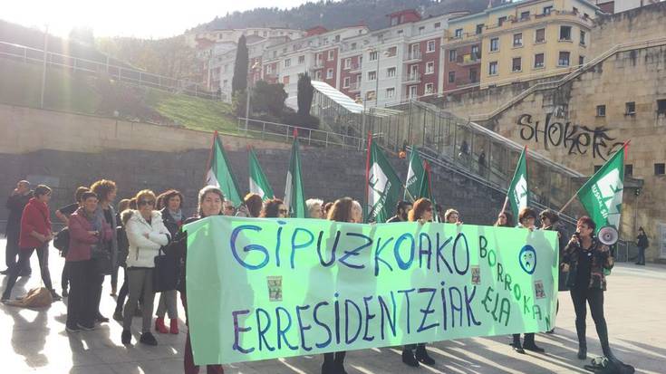 Greba eta elkarretaratzea egingo dituzte egoitzako langileek