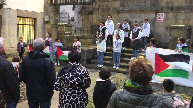 Palestinarrei elkartasuna adierazteko ekimena plazan