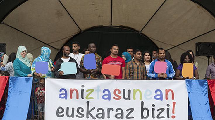 Aniztasunean euskaraz bizitzeko aldarria egin zuten Oñatin