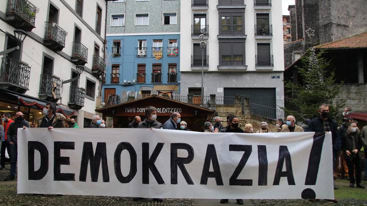 'Demokrazia', Bateragune auziaren epaiketa errepikatzearen kontra