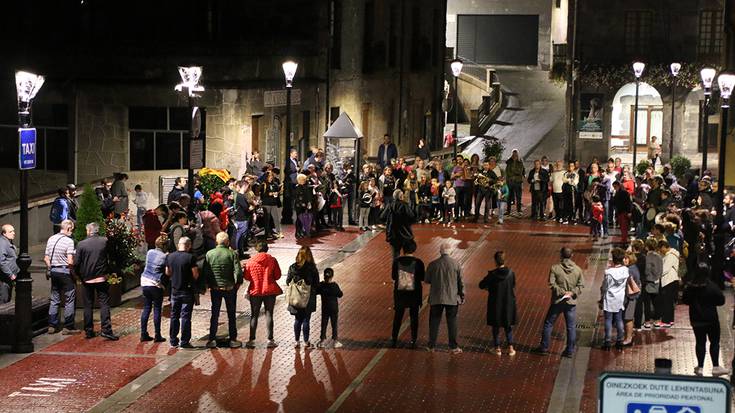 Herritarrak L'Estaca kantatzen Zubi Nagusian