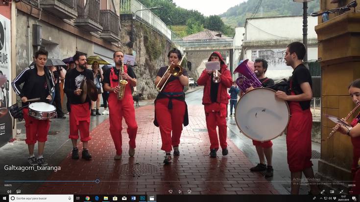 BIDEOA. Galtxagorri txaranga bere saltsan