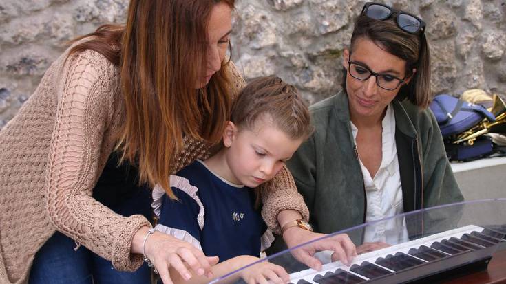 Bisitari ugari musika eskolaren ate irekietan