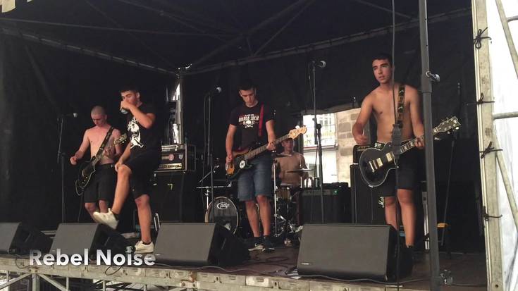 Punk-rock doinu indartsuak taularatu zituen Rebel Nois taldeak