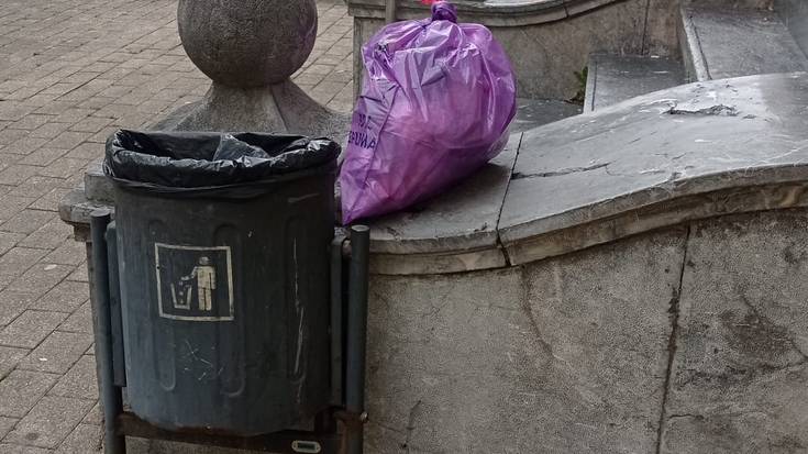 Zabor poltsa zakarrontzi ondoan