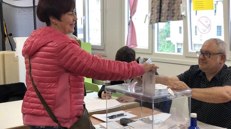 Herritarrak ari dira botoa ematen