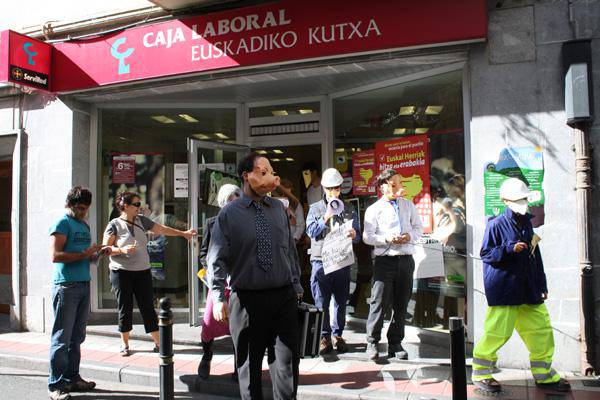 Protesta ekimena egin dute bankuetan