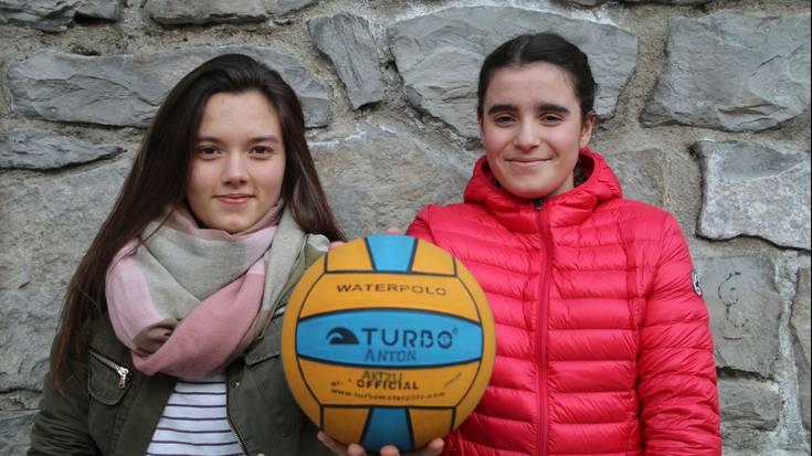"Historia egin dugu Urbat waterpolo taldearekin" Garazi Catalan eta Ezozi Akizu