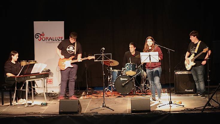 'Feeling good' kantua interpretatzen