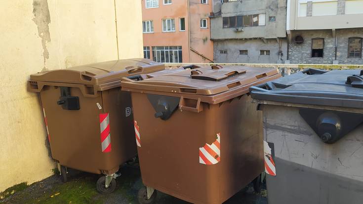 Santa Ana kaleko edukiontziak ia zabaldu ezinda