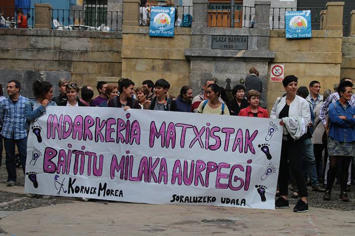 Herritarrak plazan bildu dira hilketa matxistak gaitzesteko