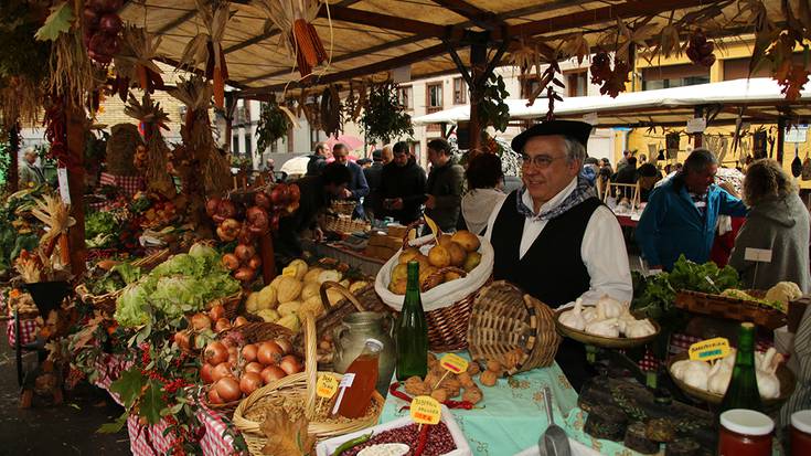 Hogeita hamabi postu eta herriko sagardoen lehiaketa Gaztañerre azokan 