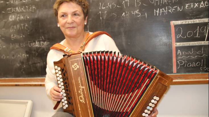 "Jubilatu nintzenean hasi nintzen trikitixa ikasten" Elena Garaikoetxea
