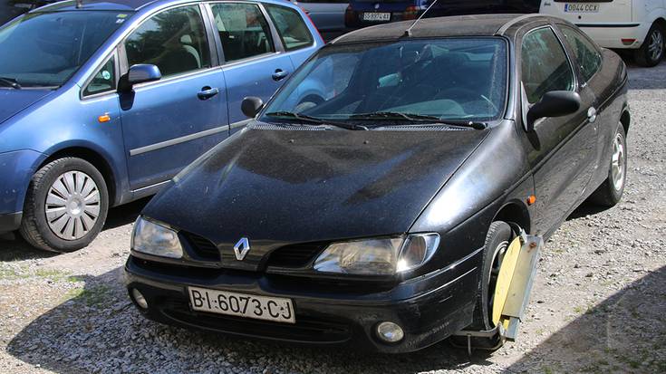 Bi pertsona atxilotu dituzte auto batean lapurretan egiteagatik 