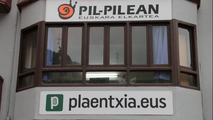 Lanean baina ateak itxita