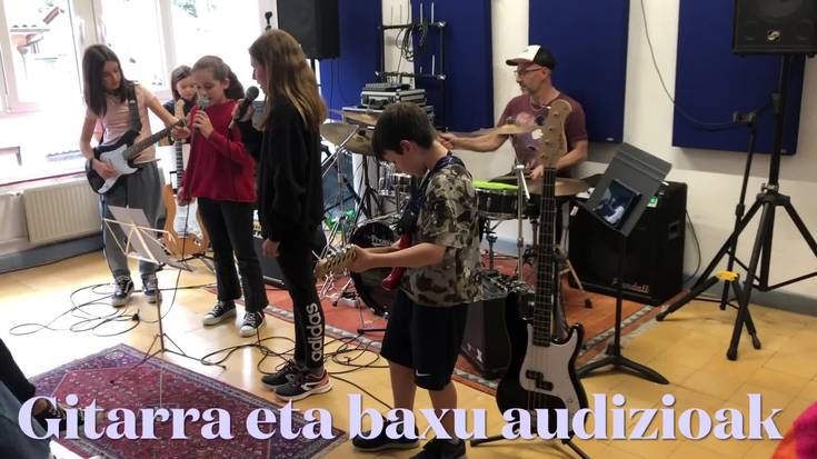 Konbo gela beteta, gitarra eta baxu audizioan