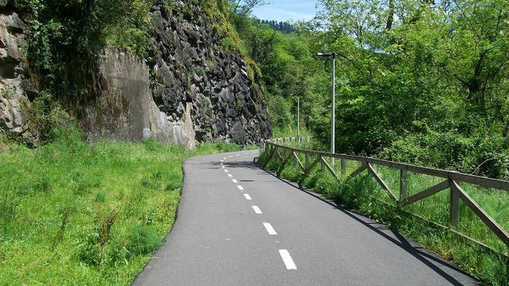 Informazio osagarria duten seinale berriak jarriko dituzte Soraluzeko bidegorrian