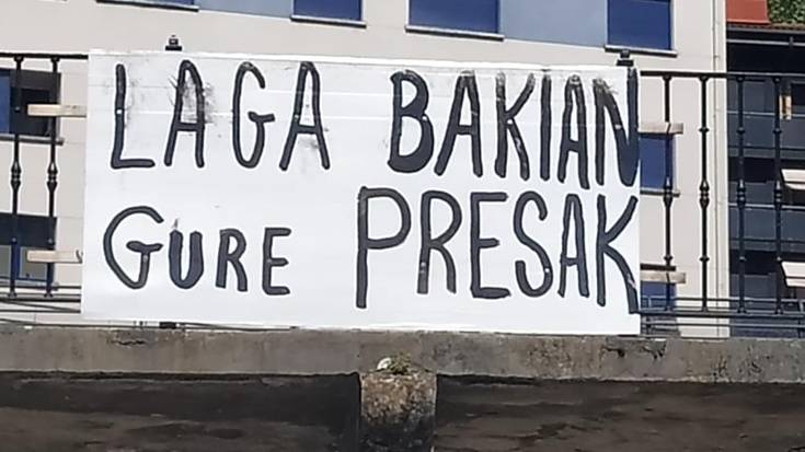 Lehen pankarta: Laga bakian gure presak!
