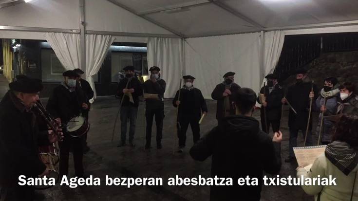 Santa Ageda bezperako kantu-kalejira egin zuten abesbatzak eta txistulariek