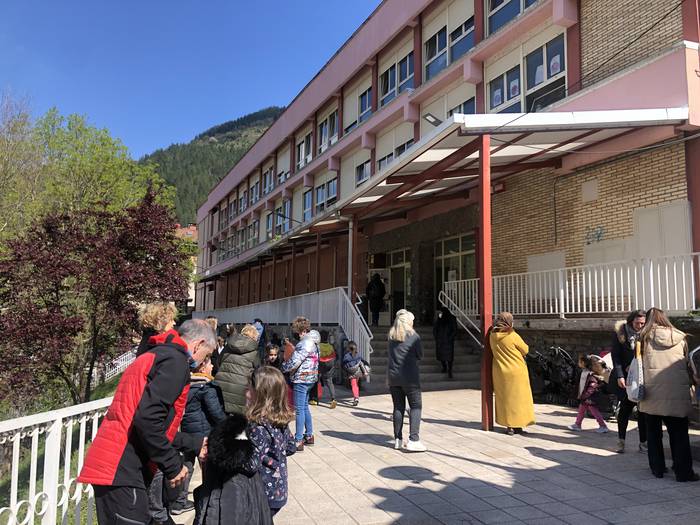 Eguenean, lanuztea eta protesta eskolan, 'Ez saldu euskal eskola publikoa' lelopean
