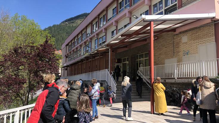 Eguenean, lanuztea eta protesta eskolan, 'Ez saldu euskal eskola publikoa' lelopean