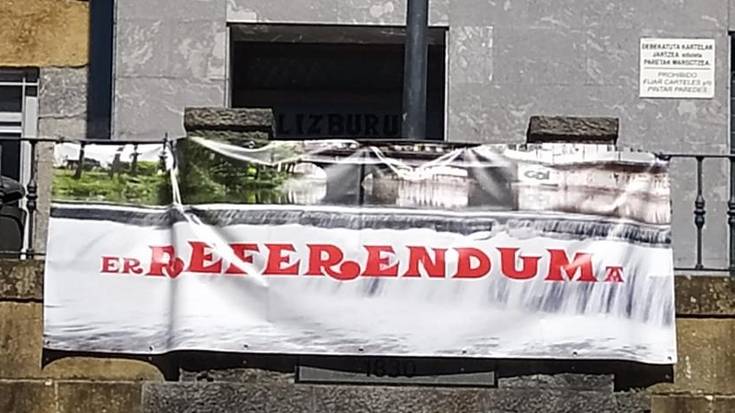 Bigarren pankarta: Erreferenduma!