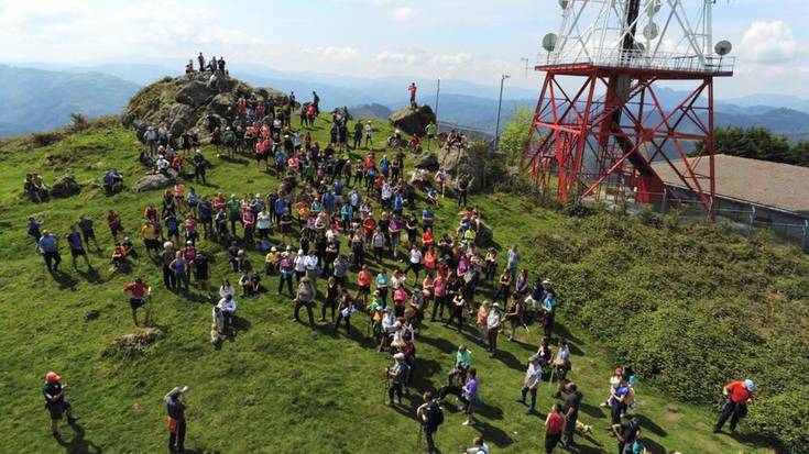 Zentral eolikoaren kontrako mendi martxa jendetsua