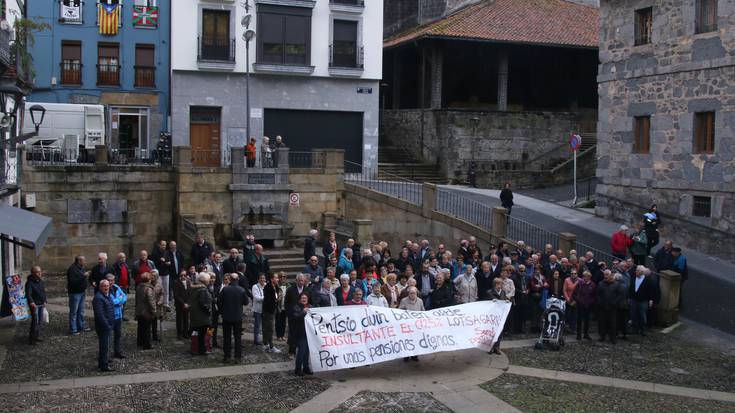 Pentsioen etorkizuna bermatzeko protestan segitzen dute
