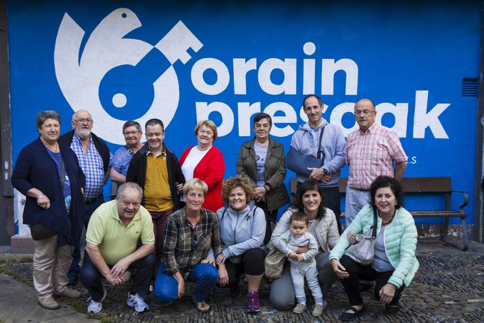 Sabin Mendizabalen eta Sebas Etxanizen senide eta lagunek dei egin dute Donostiara joateko 