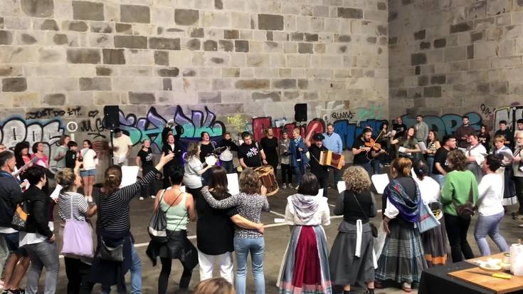 Plaza bete dantza eta kantu Erromerixa Egun arrakastatsuan