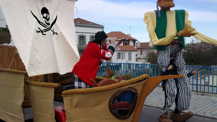 Korrika Kulturala: "Piratak" zangoluzeen kalejira.