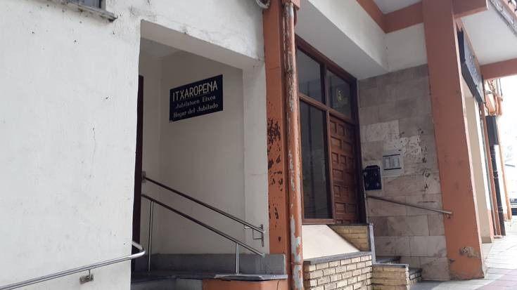 Urteko kuotak kobratu eta loteria oparitu
