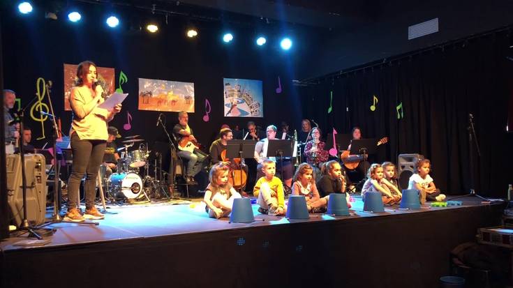 'Semifuso bueltan da' ipuin didaktikoa taularatu zuten Soraluzeko Musika Eskolakoek, arrakasta handiz