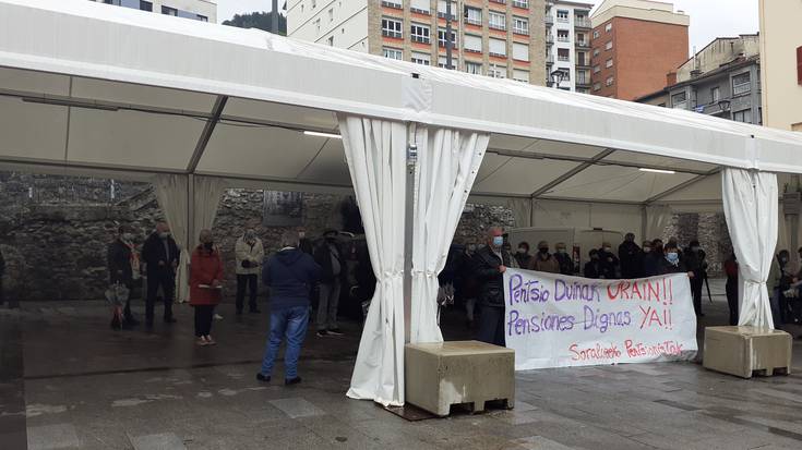 Eguenean, pentsioen aldeko bizikleta martxa